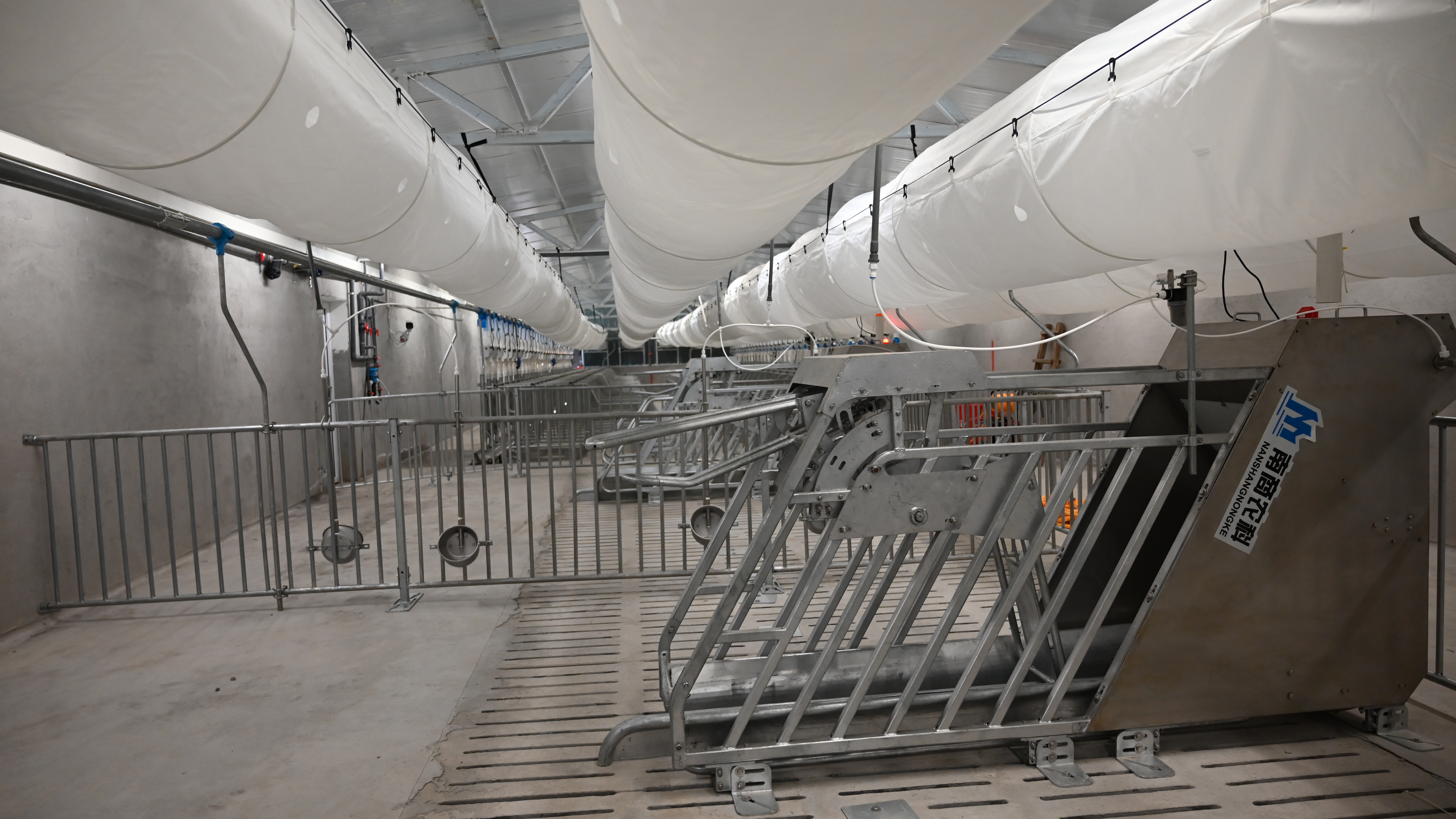 智能環(huán)控調(diào)節(jié)，減少人工干預(yù)，降低成本